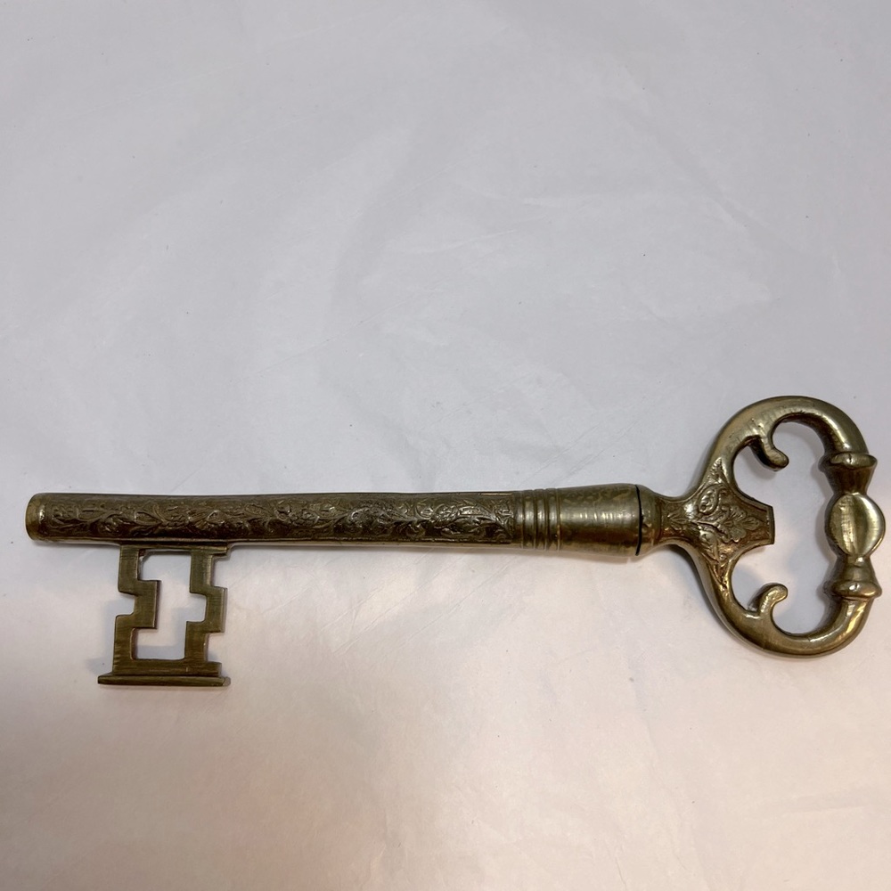 VINTAGE HEAVY BRASS
SKELETON KEY CORKSCREW
OPENER ORNATE DESIGN MADE IN ITALY